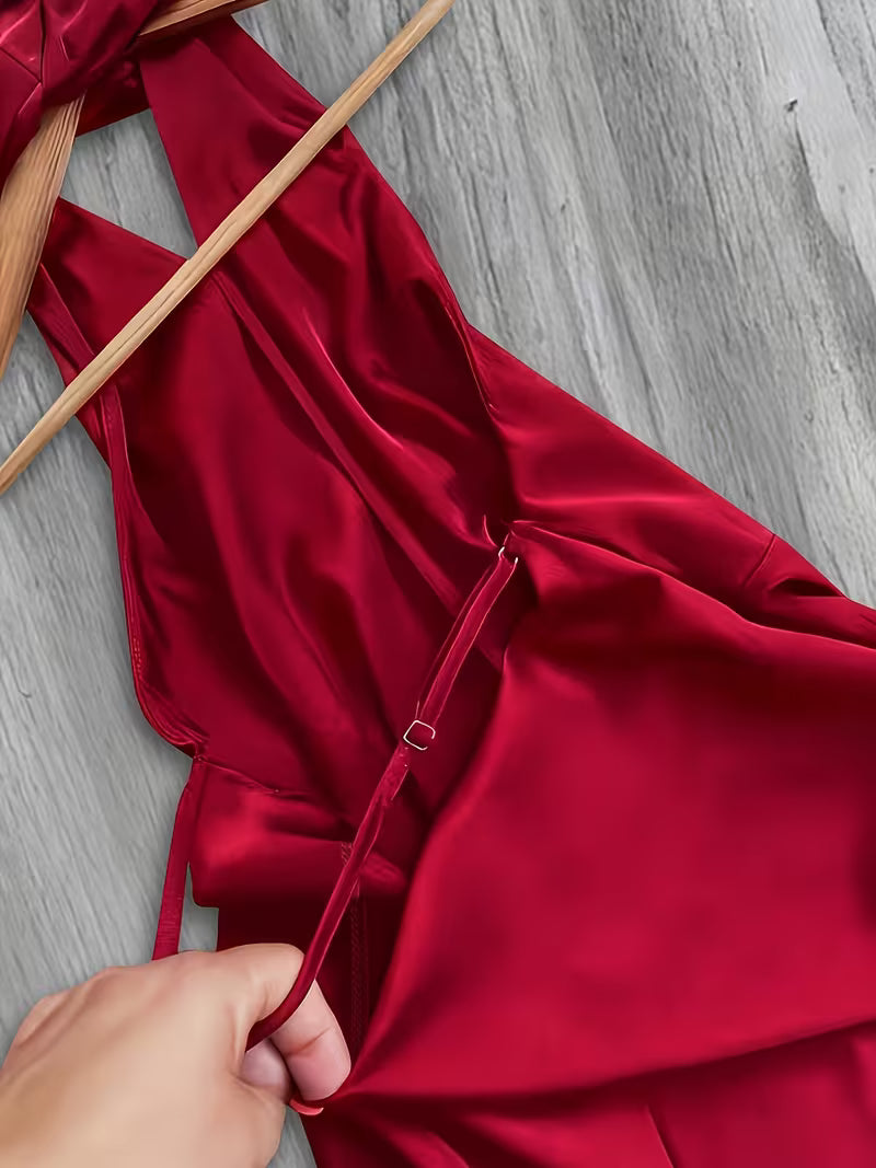 Vestido Corto de Satén 'Pasión Halter' con Espalda Descubierta